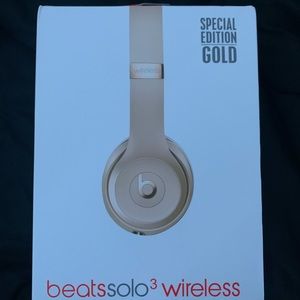 NEW IN BOX GOLD SOLOBEATS 3 WIRELESS